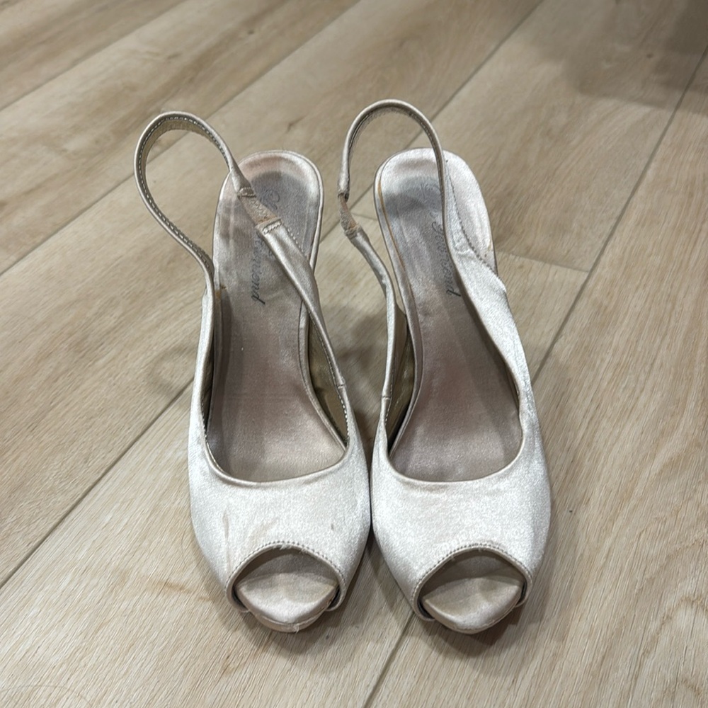 Lulu Townsend Gold Heels, size 8.5